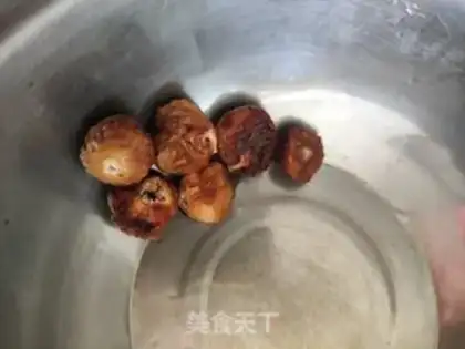 Make Chicken-bone pig-bone stew, sea cucumber step 2