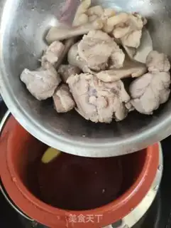 Make Chicken-bone pig-bone stew, sea cucumber step 3