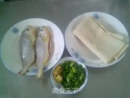 Make The yellow fish make the leaves step 0