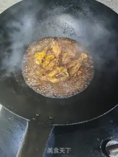 Make Red-burned chicken legs step 11