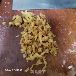 Make Roach, radish, fried eggs step 1