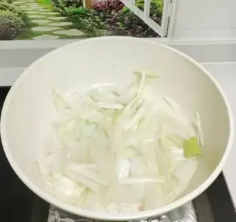 Make Onion noodles step 0