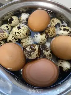 Make Five spicy tea eggs step 1
