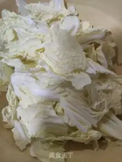 Make The sauce hand tore the cabbage step 1