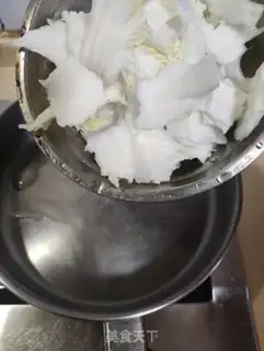 Make The sauce hand tore the cabbage step 2