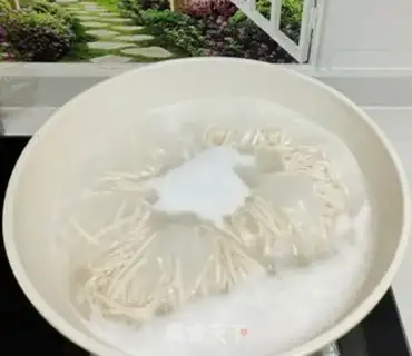 Make Onion noodles step 0