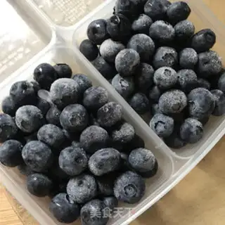 Make A yogurt apple with blueberries step 0