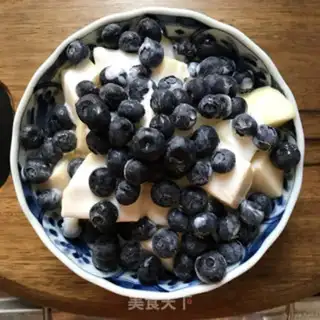 Make A yogurt apple with blueberries step 5