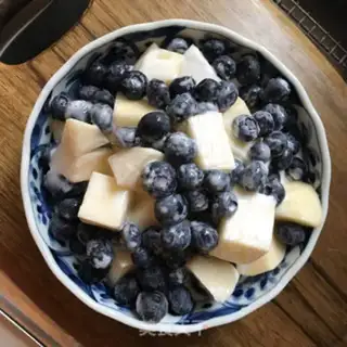 Make A yogurt apple with blueberries step 7