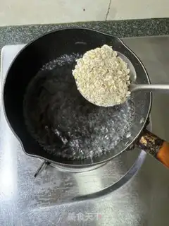 Make Milk oatmeal and egg congee step 2