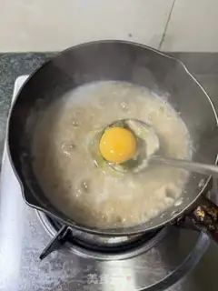 Make Milk oatmeal and egg congee step 4