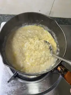 Make Milk oatmeal and egg congee step 5