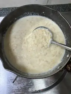 Make Milk oatmeal and egg congee step 7