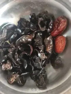 Make Black-mute red-eared pigbone soup step 1