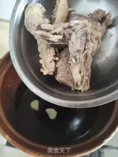 Make Black-mute red-eared pigbone soup step 3