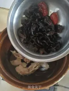Make Black-mute red-eared pigbone soup step 4