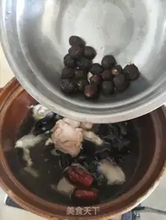 Make Black-mute red-eared pigbone soup step 5