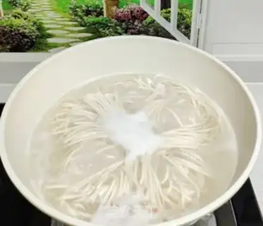 Make Onion noodles step 0