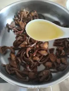 Make Wild mushrooms steam chicken legs step 4