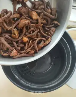 Make Wild mushrooms steam chicken legs step 5
