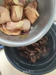 Make Wild mushrooms steam chicken legs step 6