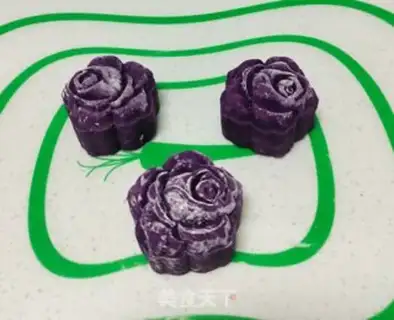 Make The mashed potato moon cake step 3