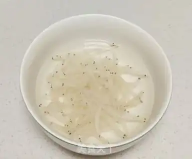 Make Little silverfish onions step 1
