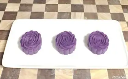 Make The mashed potato moon cake step 4