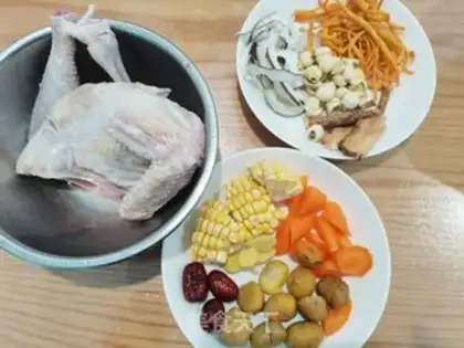 Make Five fingers of peach coconut fungus and chicken soup step 0