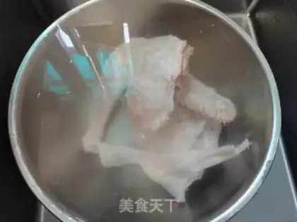 Make Five fingers of peach coconut fungus and chicken soup step 1