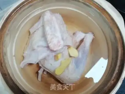 Make Five fingers of peach coconut fungus and chicken soup step 3