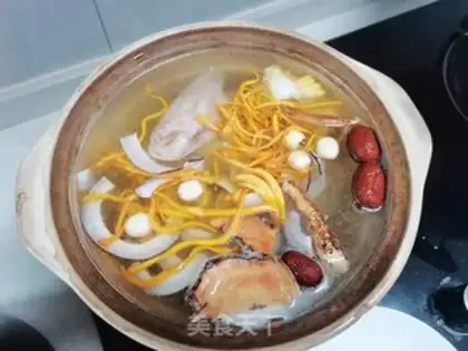 Make Five fingers of peach coconut fungus and chicken soup step 5