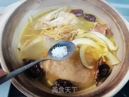 Make Five fingers of peach coconut fungus and chicken soup step 6
