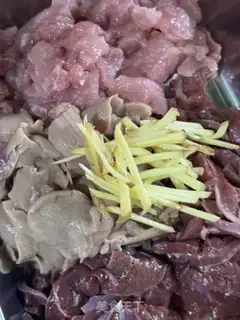 Make Pepper pickles and pork soup step 2