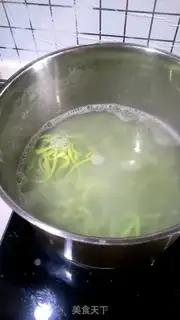 Make Shrimp spinach noodles step 3