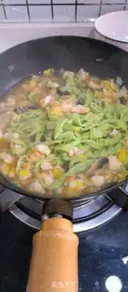 Make Shrimp spinach noodles step 9