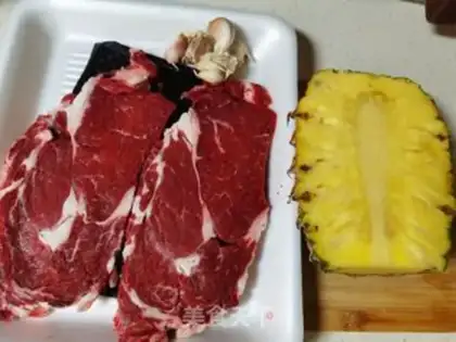 Make Pineapple black pepper beef step 0
