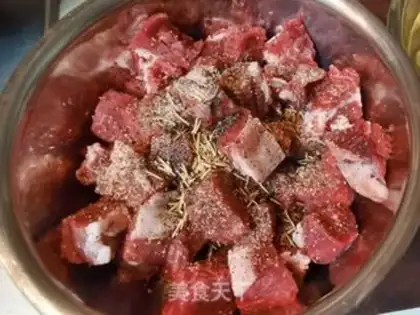 Make Pineapple black pepper beef step 1