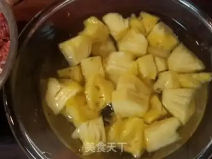 Make Pineapple black pepper beef step 2