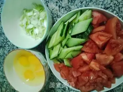 Make Tomato fried eggs step 2