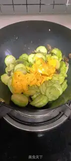 Make Sniffles, fried eggs step 4