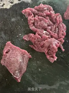 Make cucumber-covered beef step 1