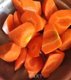 Make Carrot pork soup step 1