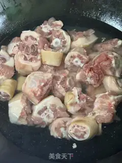 Make Burn the tail of a pig step 1
