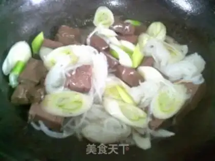 Make The taro on the onion makes duck blood step 7