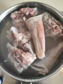 Make Carrots, goat