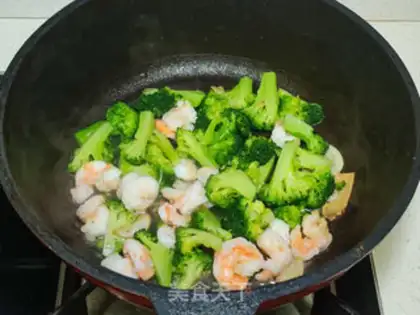 Make Shrimp fried broccoli step 5