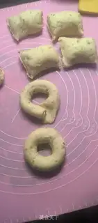Make Red-tree sesame mascara bread step 2