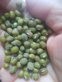Make Seaweed green bean soup step 1