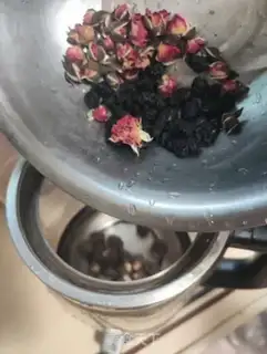 Make Cinnamon rose tea step 3